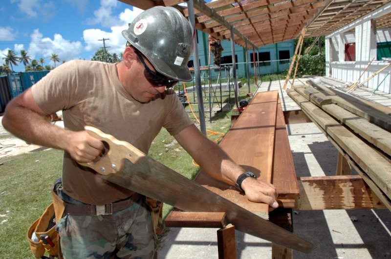 menuisier-CABASSE-min_worker_construction_building_carpenter_male_job_build_helmet-893290